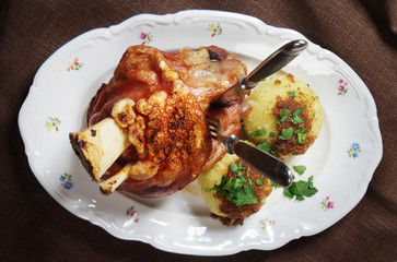 Gegrillte Schweinehaxe