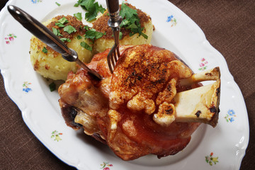 Gegrillte Schweinehaxe