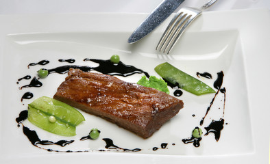 Iberico Secreto mit Erbspüree und Balsamico