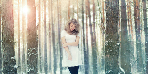 Naklejka premium Beautiful girl posing in a romantic forest