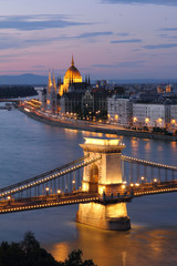 Fototapeta na wymiar Węgry, Most Łańcuchowy i Dunaj w Budapeszcie w nocy