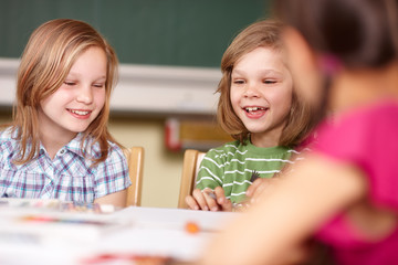 fröhliche Kinder in der Grundschule