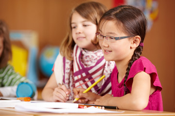 fröhliche Kinder in der Grundschule