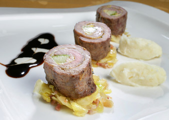 Rinderfiletroulade  gefüllt mit Serranoschinken und Salatgurke