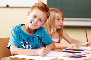 fröhlicher Junge in der Grundschule