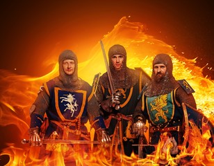 Trois chevaliers médiévaux sur fond de flamme.