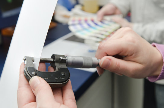 Papierdicke mit Mikrometer messen