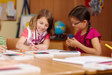 fröhliche Kinder in der Grundschule