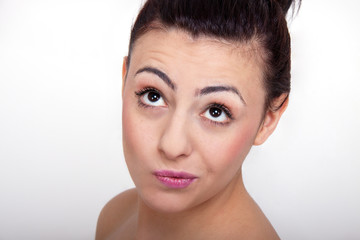Obraz premium junge schöne frau mit fragendem blick und dunklen haaren