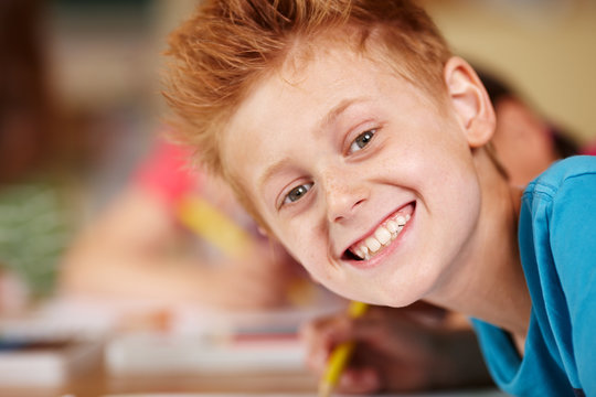 fr&ouml;hlicher Junge in der Grundschule