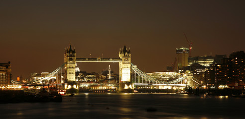Fototapeta na wymiar Tower Bridge at dusk