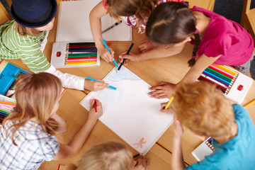 Kinder malen in der Grundschule