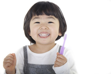 歯磨きをする女の子