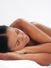 Obraz premium Retrato y belleza de una joven mujer latina descansando.