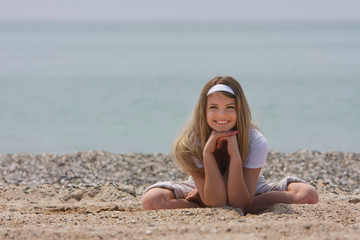 Fototapeta na wymiar young smiling woman on beach