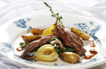 Filets vom Schaf oder Lamm  auf grünen Bohnen mit Birnen, Kartoffeln und Thymianjus und pellkartoffen