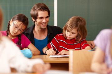 Grundschullehrer gibt Hilfestellung