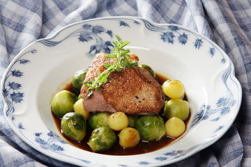 Entenkeule mit Kartoffelgulasch und Rosenkohl