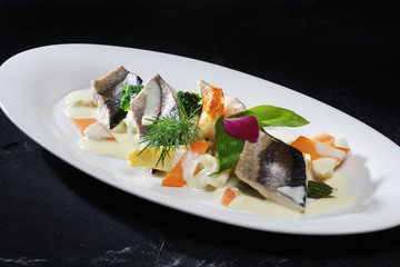 Frikassee vom Saibling auf Bärlauchpüree.