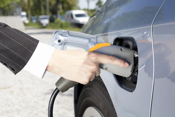 Elektroauto beim Tanken