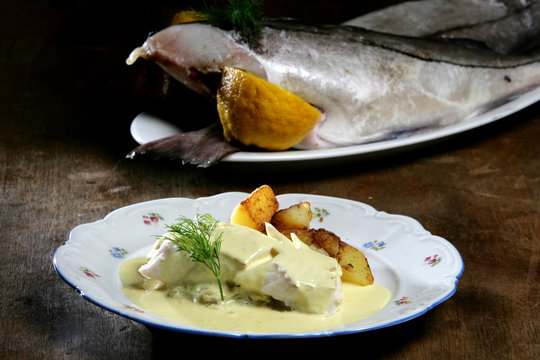 Schellfisch mit Spinat und Salzkartoffeln in Senfsauce