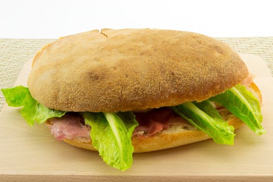 panuozzo panino con prosciutto crudo, mozzarella e lattuga