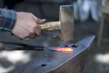beim Schmieden