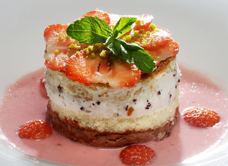 Erdbeertörtchen in Erdbeersüppchen