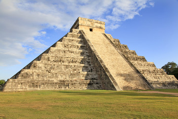 Fototapeta na wymiar Piramidy Majów w Chichen Kukulcan-Itza Chichen Itza (Meksyk)