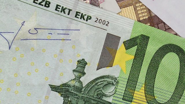 Euro 100 scrolling