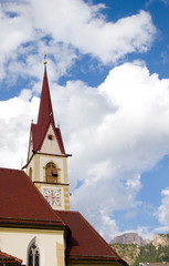 Fototapeta na wymiar Kościół w Selva Gardena - Dolomity - Alpy