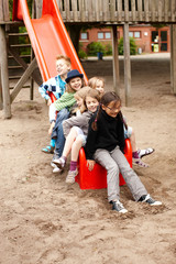 Gruppe Kinder auf der Rutsche