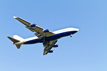 Fototapeta na wymiar Samolot powietrze biały leci w niebo