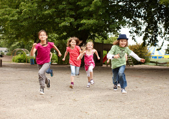 Fototapeta premium Gruppe Kinder läuft auf Schulhof