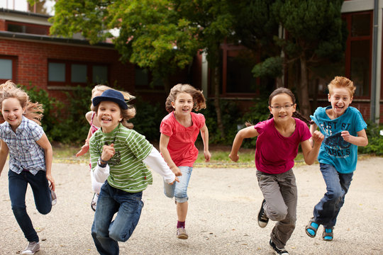 Gruppe Kinder l&auml;uft auf Schulhof