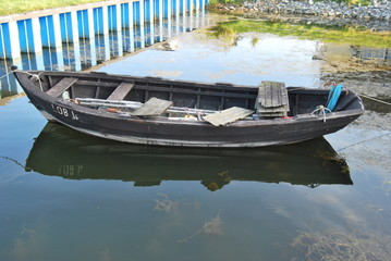 Fototapeta na wymiar Stary drewniany łodzi w wodzie słonej