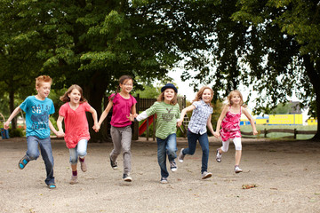 Obraz premium Gruppe Kinder läuft auf Schulhof