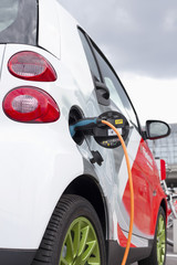 Fototapeta premium Elektroauto am Berliner Hauptbahnhof