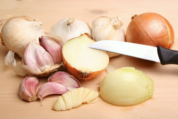 Zwiebeln und Knoblauch beim Verarbeiten