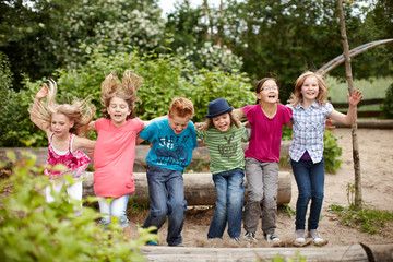 Fototapeta premium Gruppe fröhlicher Schulkinder