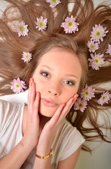 Obraz na płótnie Canvas young girl with flowers