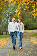 Obraz premium Romantic young beautiful couple on autumn walk