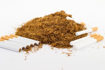 Tabacco con sigarette vuote tubi