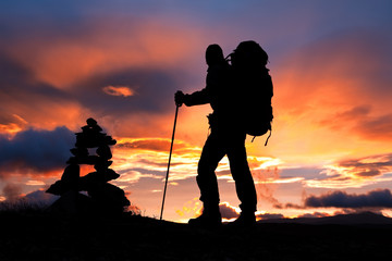 Bergsteiger am Gipfel bei Sonnenaufgang