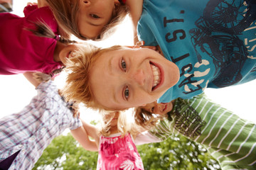 Köpfe zusammen im Kreis