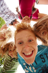 Köpfe zusammen im Kreis