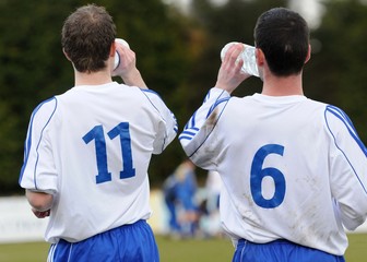 Fototapeta premium footballeurs se désaltérant