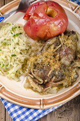 gebratene Leber mit gemüse und Apfel