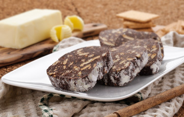 Salame dolce di cioccolato con ingredienti - Chocolate salami