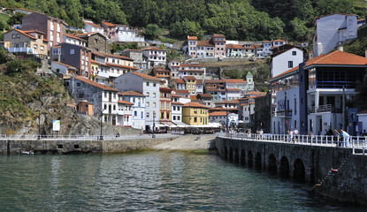 Fototapeta na wymiar Port w Oviedo.